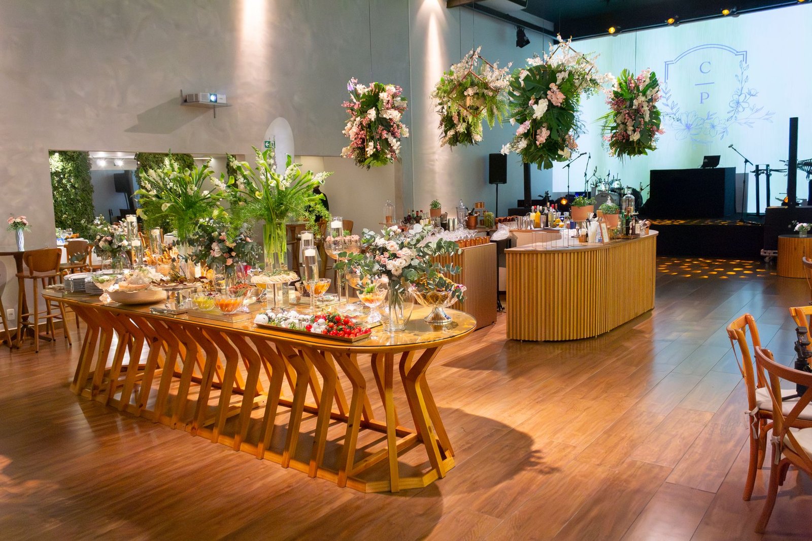Elegant wedding banquet table with floral decor in São Paulo, Brazil.