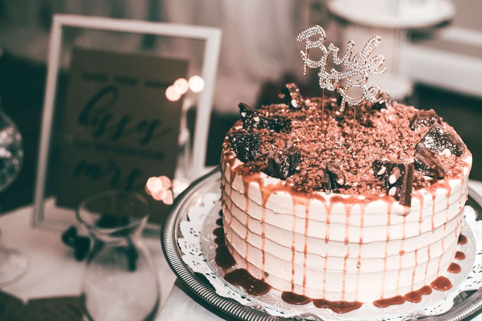 Vanilla Cake Diatapi Cokelat Dan Sirup