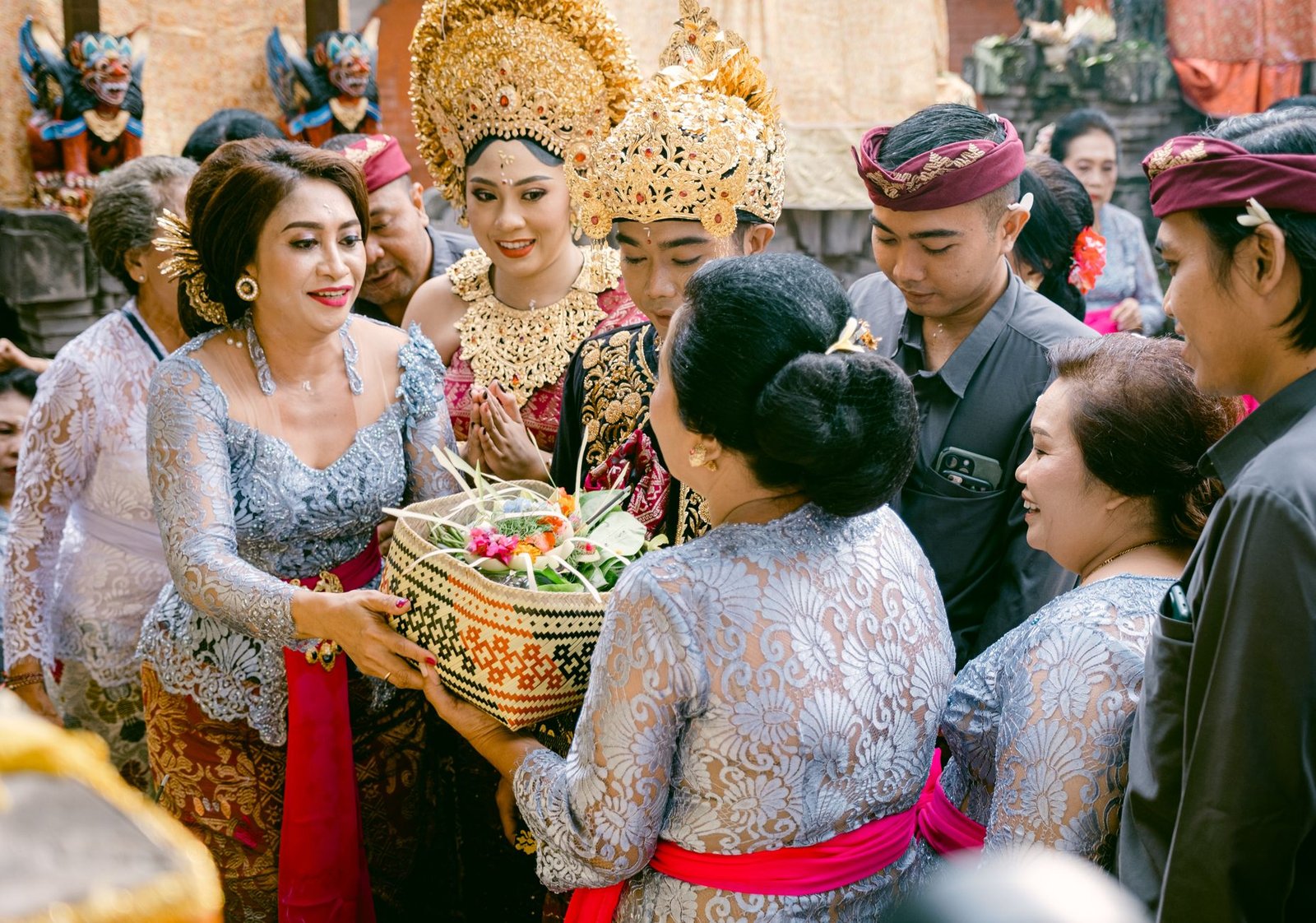 Upacara adat Bali yang semarak dengan orang-orang mengenakan pakaian adat dan persembahan budaya.
