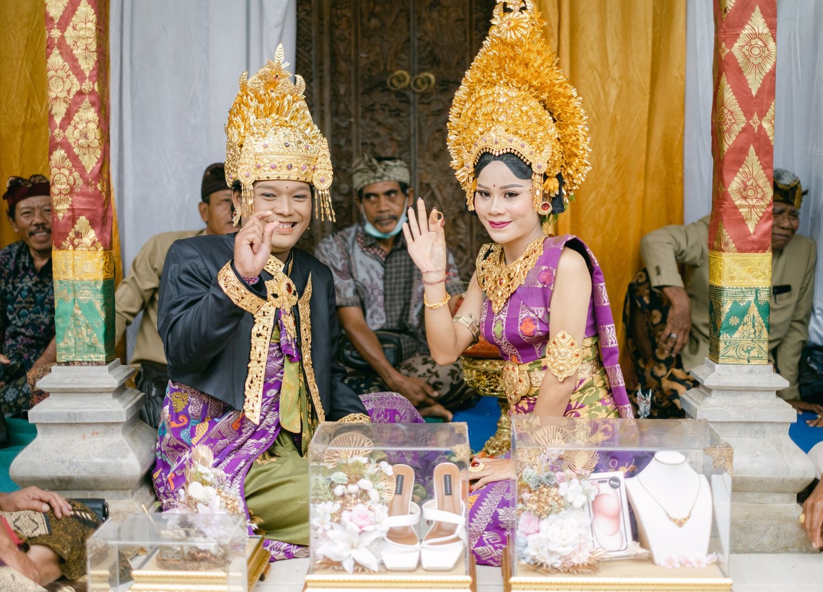 Pasangan dengan pakaian adat Bali pada upacara pernikahan yang meriah.