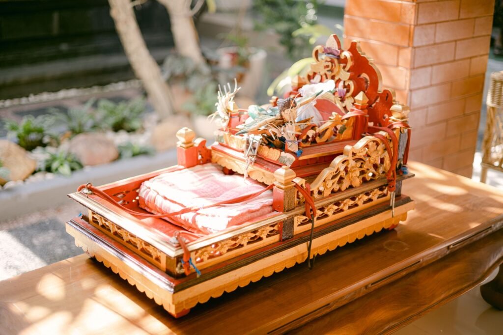 Meja persembahan khas Bali yang dibuat dengan indah dengan elemen dekoratif di tempat luar ruangan yang tenang.