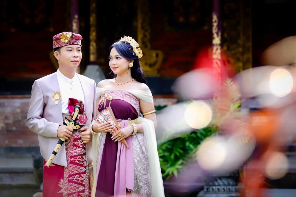 Pasangan berpakaian tradisional Bali saat acara seremonial di Nusa Tenggara Barat, Indonesia.