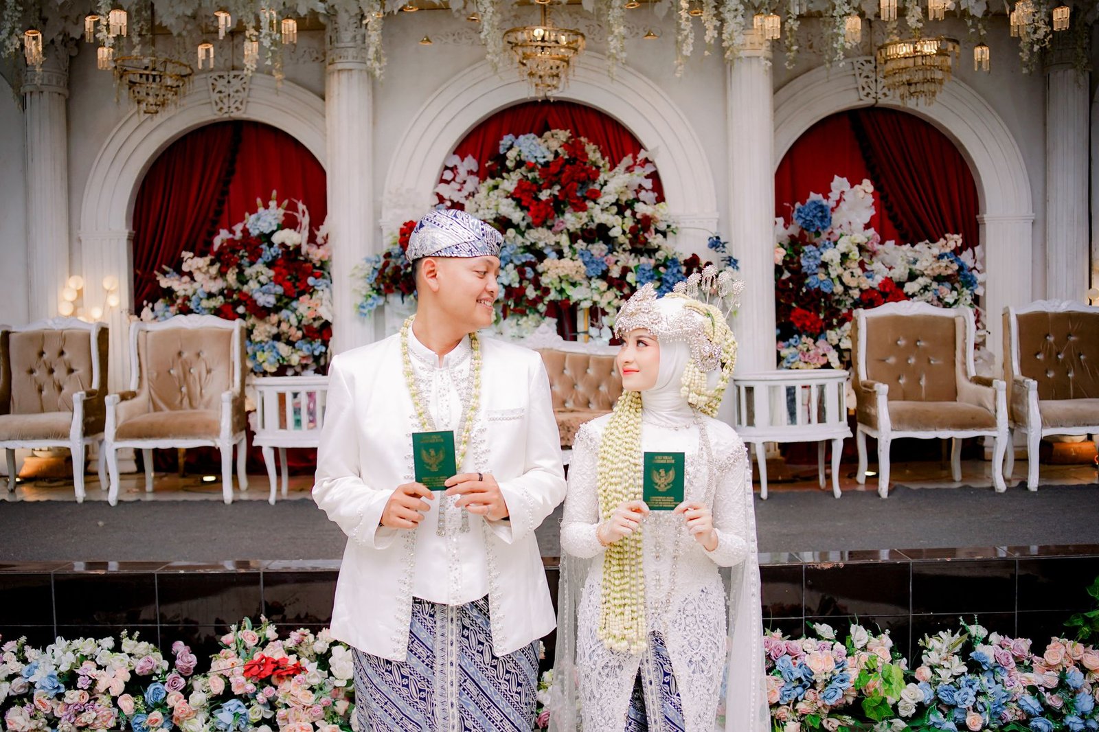 Upacara pernikahan tradisional Sundanese di Bandung dengan pasangan pengantin mengenakan pakaian yang indah.