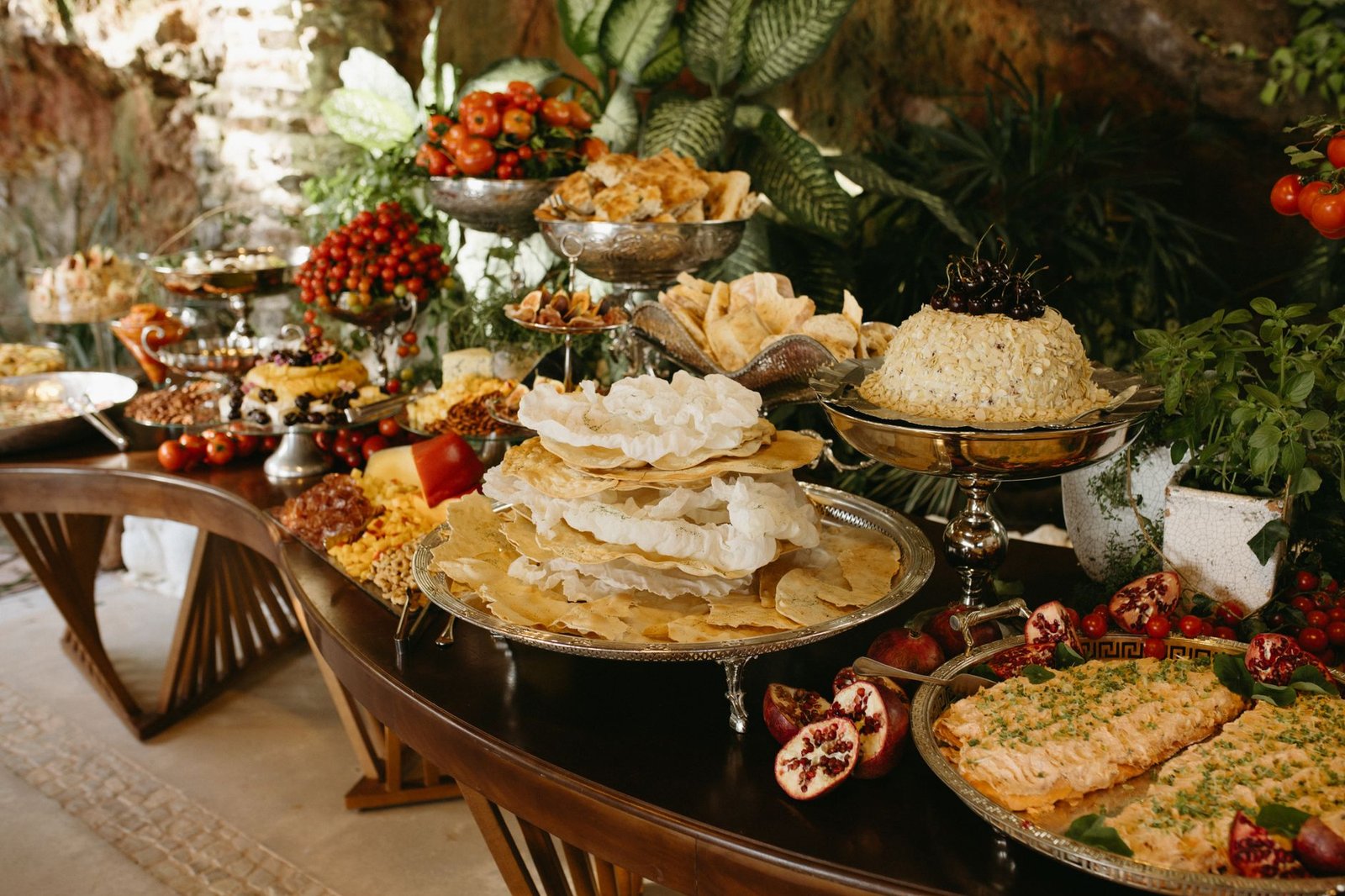 Tabel buffet yang anggun menampilkan berbagai hidangan gourmet, buah-buahan, dan presentasi yang elegan.