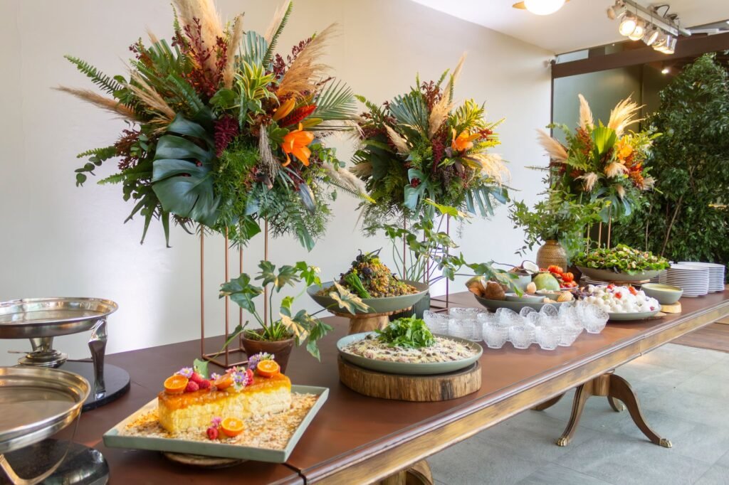 Meja buffet pernikahan yang indah dengan dekorasi bunga dan makanan penutup yang lezat di São Paulo, Brasil.